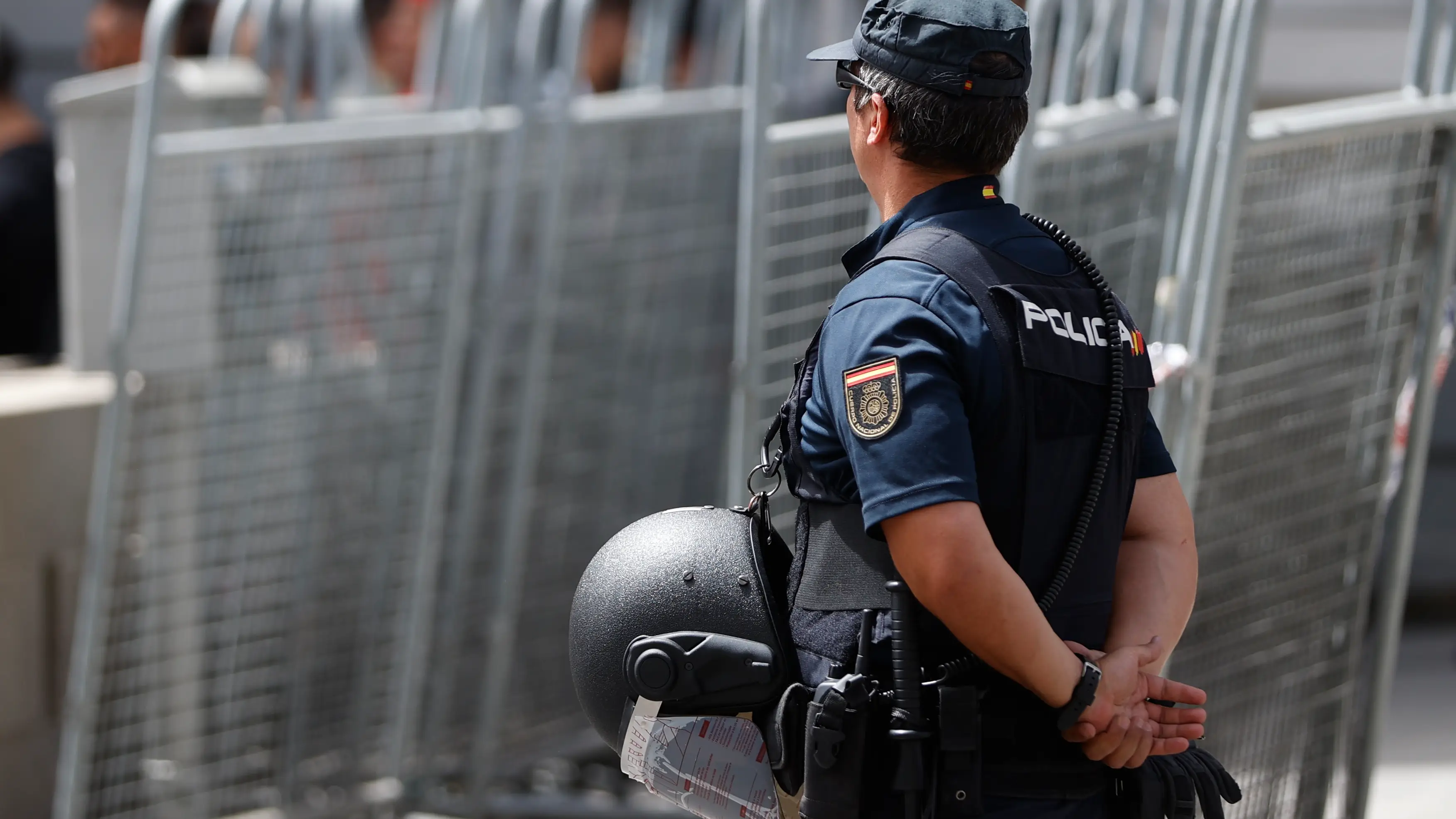 Imagen de esta semana de un policía vigilando junto a varias vallas de seguridad en Madrid Imagen de esta semana de un policía vigilando junto a varias vallas de seguridad en Madrid