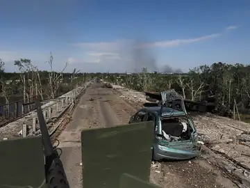 Una carretera dañada cerca de la línea del frente en Severodonetsk, región de Lugansk (Ucrania) Una carretera dañada cerca de la línea del frente en Severodonetsk, región de Lugansk (Ucrania)
