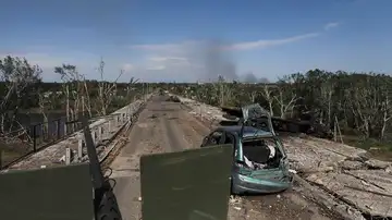 Una carretera dañada cerca de la línea del frente en Severodonetsk, región de Lugansk (Ucrania) Una carretera dañada cerca de la línea del frente en Severodonetsk, región de Lugansk (Ucrania)