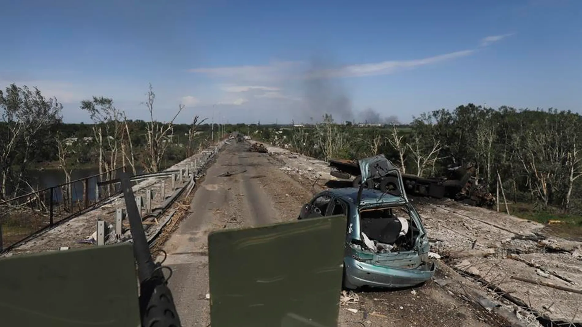 Una carretera dañada cerca de la línea del frente en Severodonetsk, región de Lugansk (Ucrania)