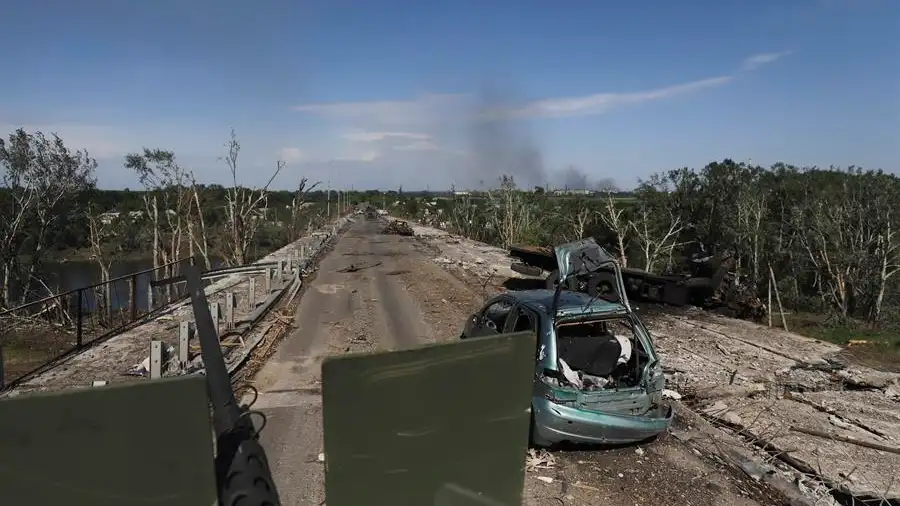 Una carretera dañada cerca de la línea del frente en Severodonetsk, región de Lugansk (Ucrania) Una carretera dañada cerca de la línea del frente en Severodonetsk, región de Lugansk (Ucrania)