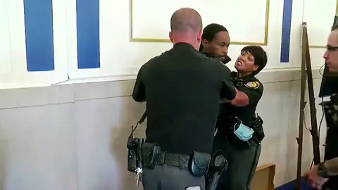 No pudo contener la rabia contra el acusado de matar a su hijo No pudo contener la rabia contra el acusado de matar a su hijo