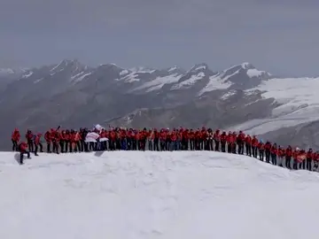 Un grupo de mujeres escalando Breithorn Un grupo de mujeres escalando Breithorn