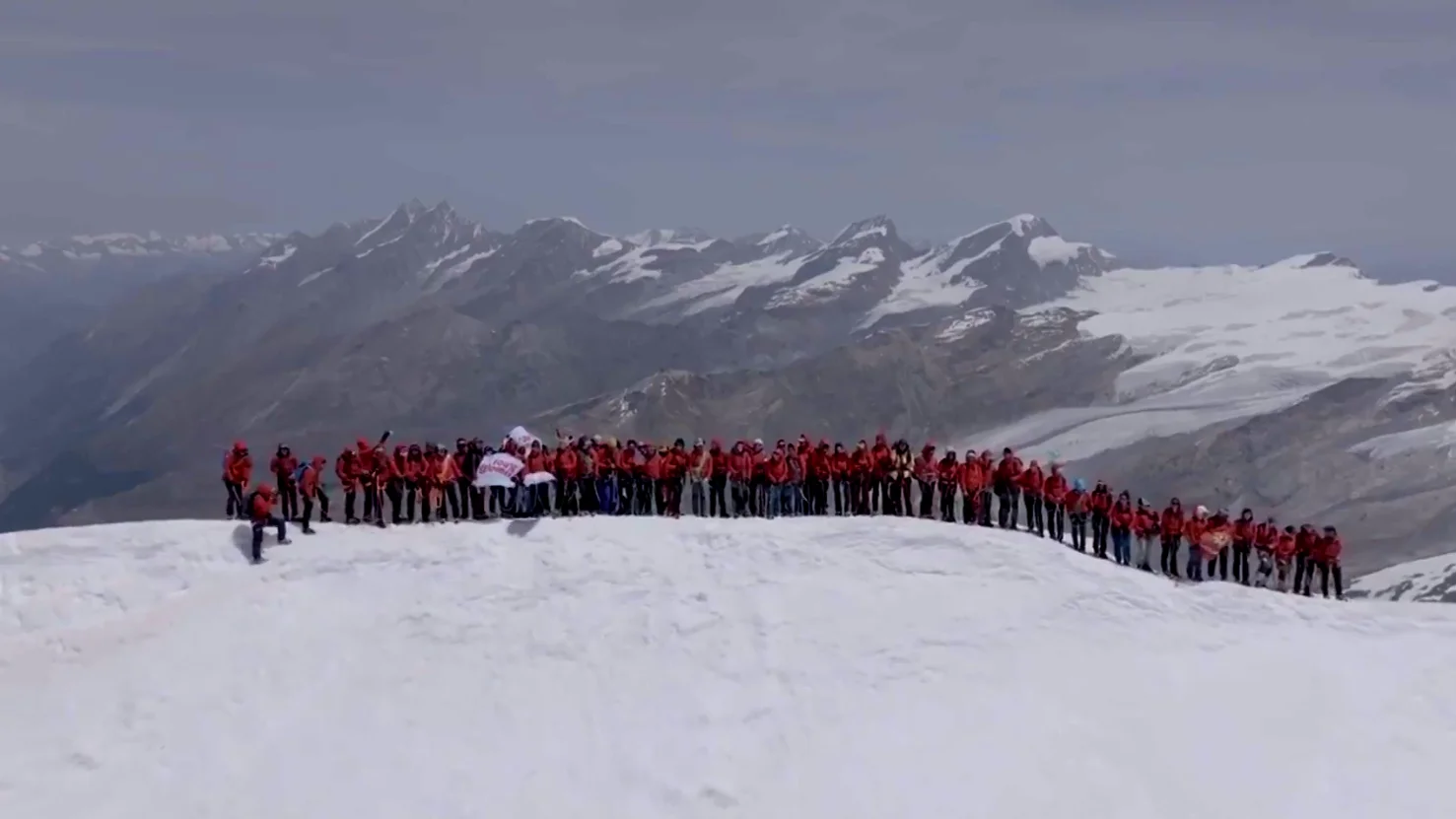 Un grupo de mujeres escalando Breithorn Un grupo de mujeres escalando Breithorn