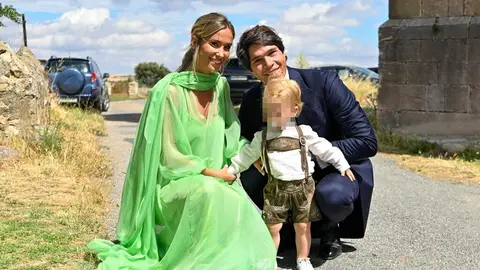 María Pombo y Pablo Castellano junto a su hijo Martín EN LA BODA DE LUCÍA POMBO