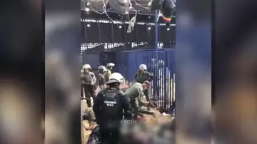 Violentas imágenes del asalto a la valla de Melilla Violentas imágenes del asalto a la valla de Melilla