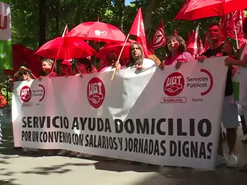 Trabajadoras sociales a domicilio se manifiestan en Andalucía para pedir mejoras en el convenio colectivo Trabajadoras sociales a domicilio se manifiestan en Andalucía para pedir mejoras en el convenio colectivo