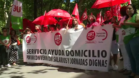 Trabajadoras sociales a domicilio se manifiestan en Andalucía para pedir mejoras en el convenio colectivo Trabajadoras sociales a domicilio se manifiestan en Andalucía para pedir mejoras en el convenio colectivo