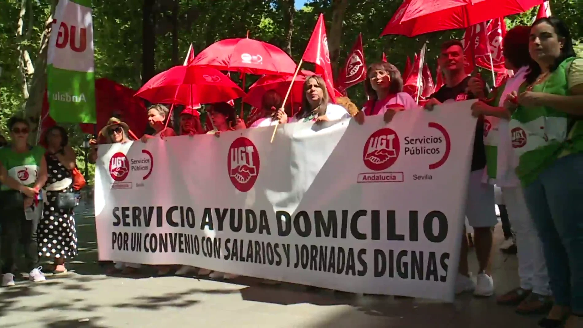 Trabajadoras sociales a domicilio se manifiestan en Andalucía para pedir mejoras en el convenio colectivo