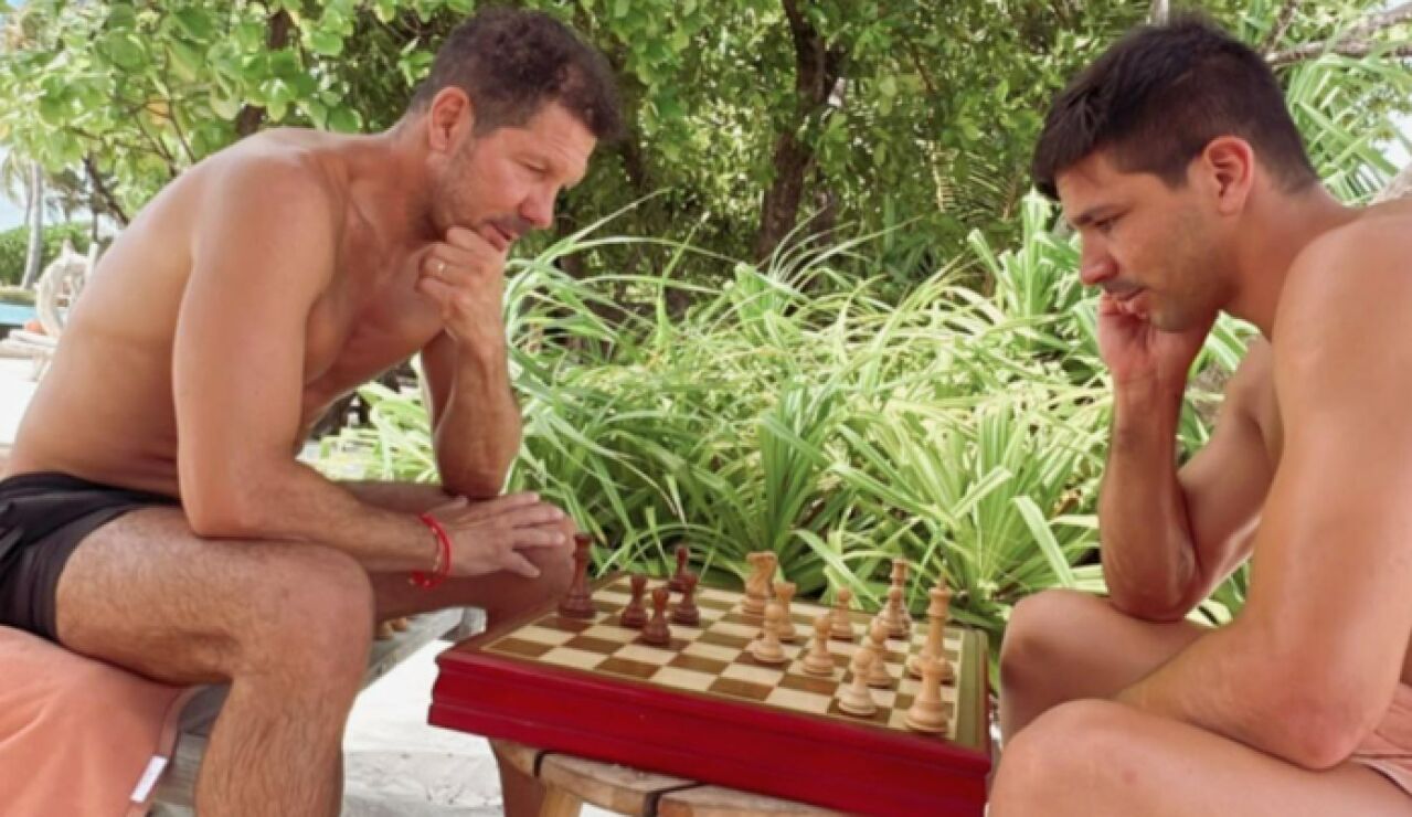 La foto de Simeone 'jugando' al ajedrez que se ha hecho viral: sin rey, con peones encadenados...