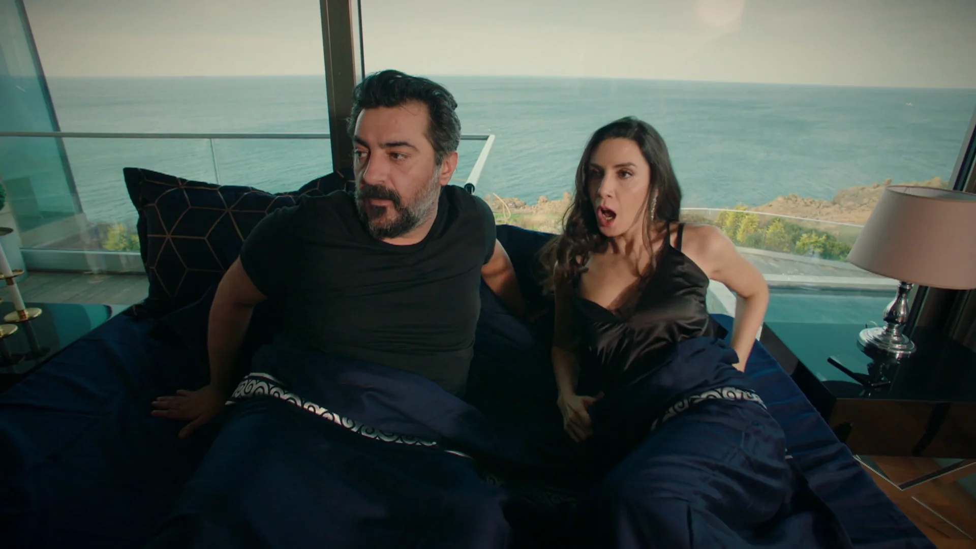 ¡Hatice pilla en la cama a Akif con Suzan, su amante! ¡Hatice pilla en la cama a Akif con Suzan, su amante!