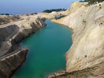 El lago tóxico que tiene en vilo a los vecinos de Costa da Morte