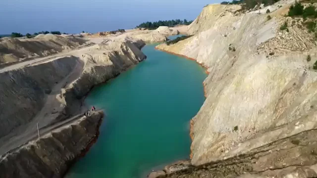El lago t&oacute;xico que tiene en vilo a los vecinos de Costa da Morte