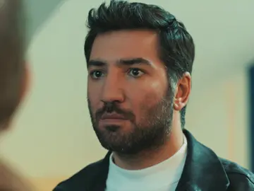 Aras descubre que Haluk le salvó del incendio en el que murieron sus padres cuando era pequeño Aras descubre que Haluk le salvó del incendio en el que murieron sus padres cuando era pequeño