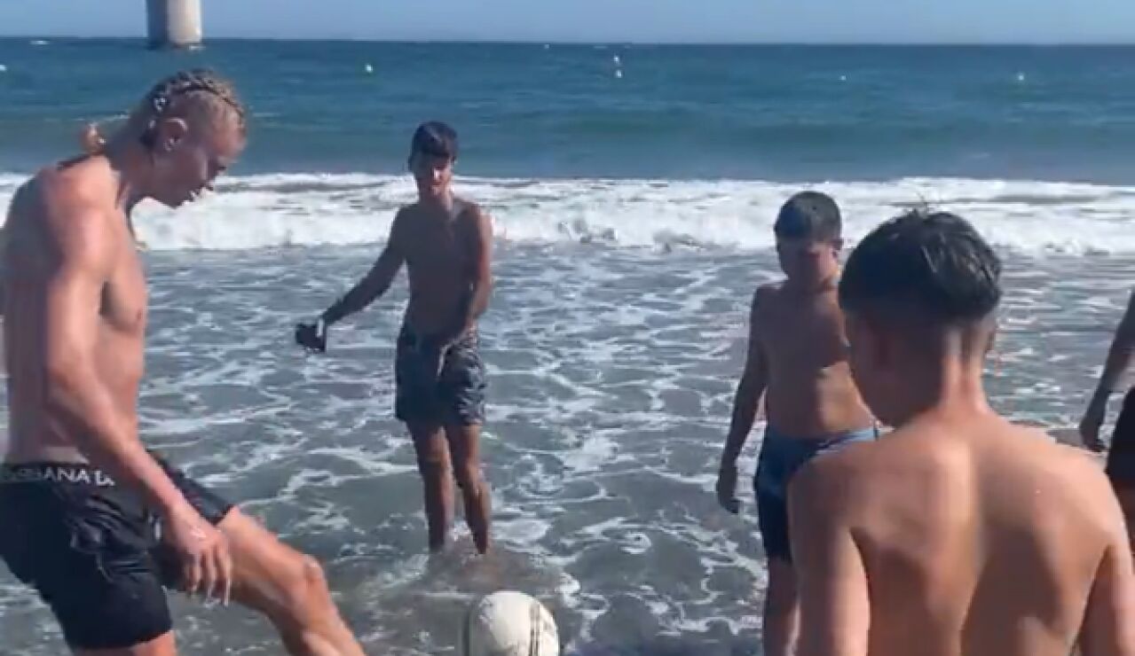 Haaland sorprende a unos chicos en la playa de Marbella y se apunta a un 'que no caiga'