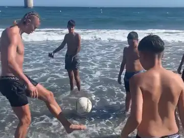 Haaland sorprende a unos chicos en la playa de Marbella y se apunta a un &#39;que no caiga&#39;