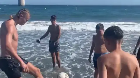 Haaland sorprende a unos chicos en la playa de Marbella y se apunta a un 'que no caiga' Haaland sorprende a unos chicos en la playa de Marbella y se apunta a un 'que no caiga'