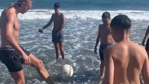 Haaland sorprende a unos chicos en la playa de Marbella y se apunta a un 'que no caiga' Haaland sorprende a unos chicos en la playa de Marbella y se apunta a un 'que no caiga'