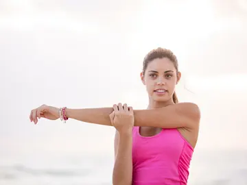 Una mujer estira las articulaciones. Una mujer estira las articulaciones.