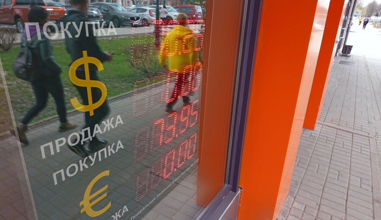 Una oficina de cambio de divisas en Moscú, en una fotografía de archivo.