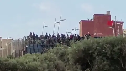 La Fiscalía marroquí imputa tráfico de personas a 32 de los arrestados en la tragedia de Melilla La Fiscalía marroquí imputa tráfico de personas a 32 de los arrestados en la tragedia de Melilla