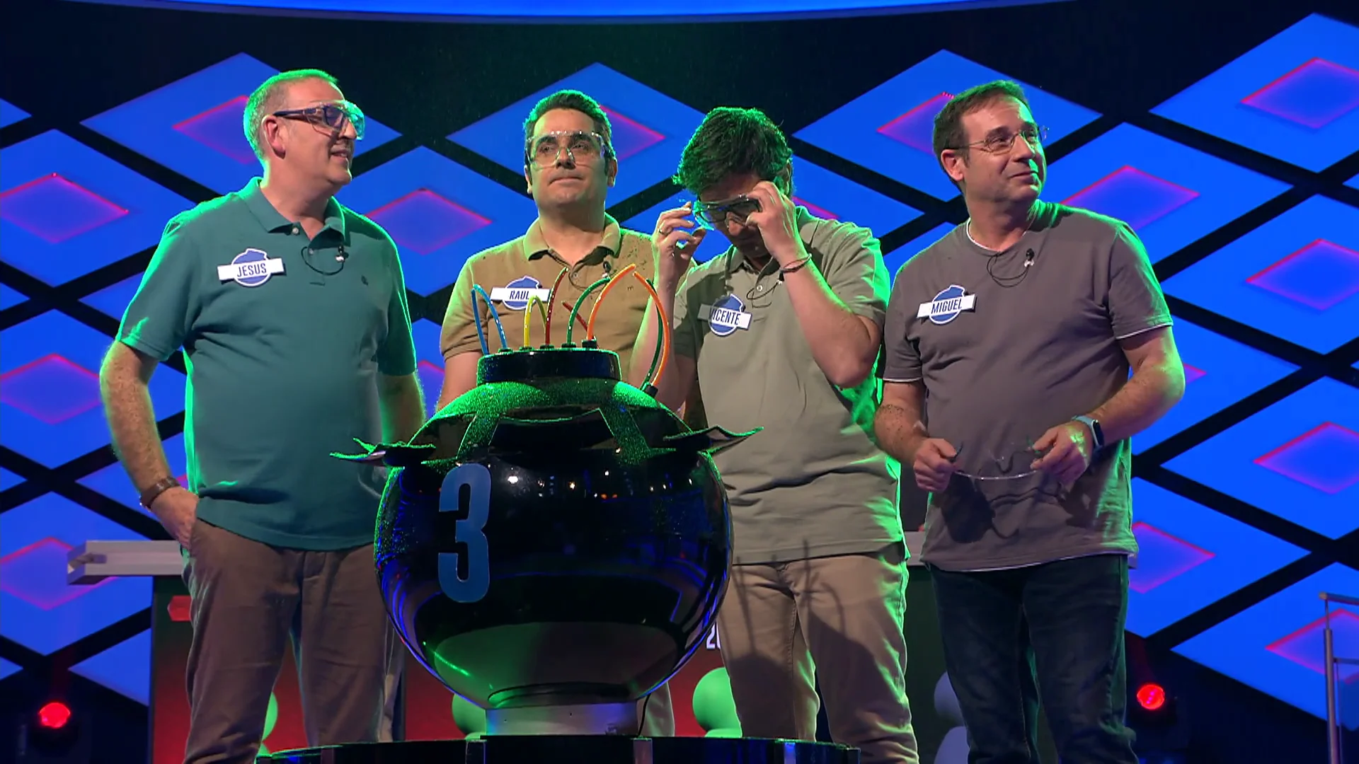 ¡Raúl se la sabía!: La particular utilidad del sudor de los gladiadores deja a los ‘Sindulfos’ sin opción de la bomba de cristal ¡Raúl se la sabía!: La particular utilidad del sudor de los gladiadores deja a los ‘Sindulfos’ sin opción de la bomba de cristal