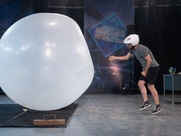 ¿Qué sucede si tiramos una bola de bolos contra un globo gigante? Marron da la respuesta en 'El Hormiguero 3.0'