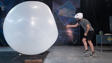 ¿Qué sucede si tiramos una bola de bolos contra un globo gigante? Marron da la respuesta en 'El Hormiguero 3.0'