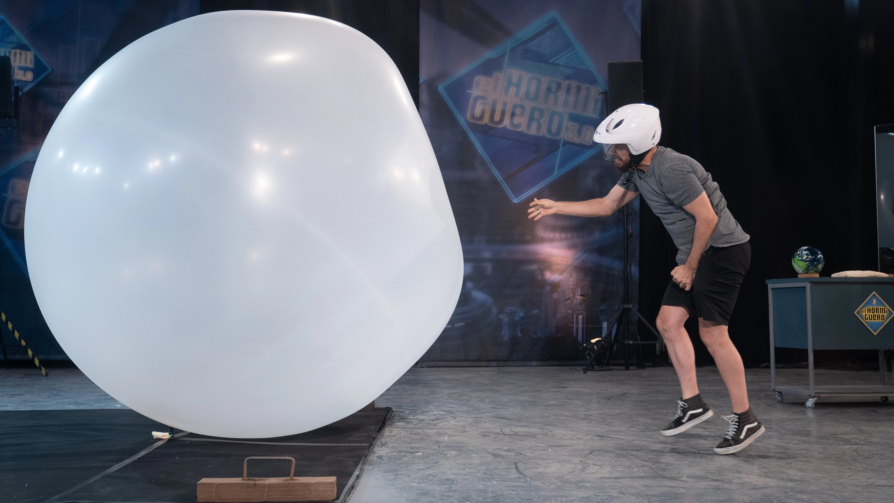 ¿Qué sucede si tiramos una bola de bolos contra un globo gigante? Marron da la respuesta en 'El Hormiguero 3.0' ¿Qué sucede si tiramos una bola de bolos contra un globo gigante? Marron da la respuesta en 'El Hormiguero 3.0'
