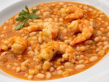 Receta de alubias blancas con langostinos, de Karlos Argui&ntilde;ano