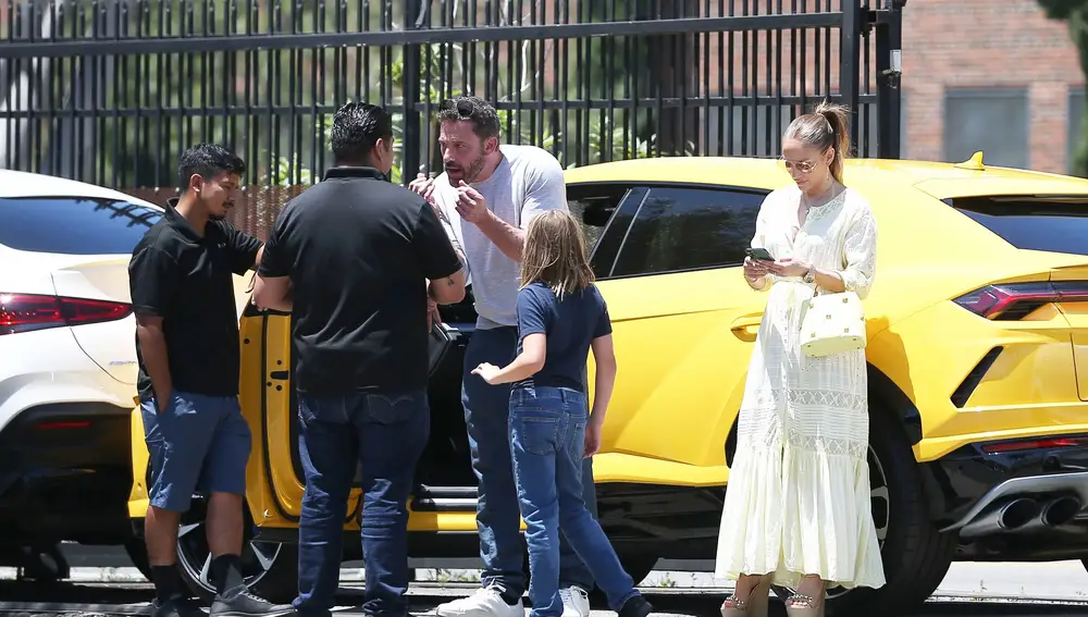 Affleck, Jennifer Lopez y Samu junto al Lamborghini que alquilaron