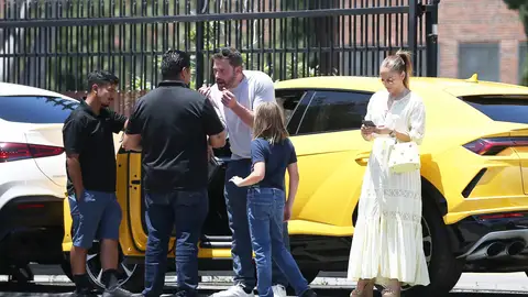 Affleck, Jennifer Lopez y Samu junto al Lamborghini que alquilaron Affleck, Jennifer Lopez y Samu junto al Lamborghini que alquilaron