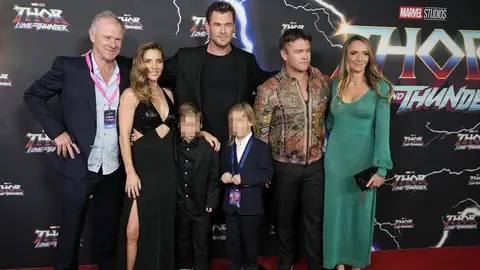 Elsa Pataky y Chris Hemsworth con su familia EN LA PREMIERE DE 'THOR: LOVE AND THUNDER'