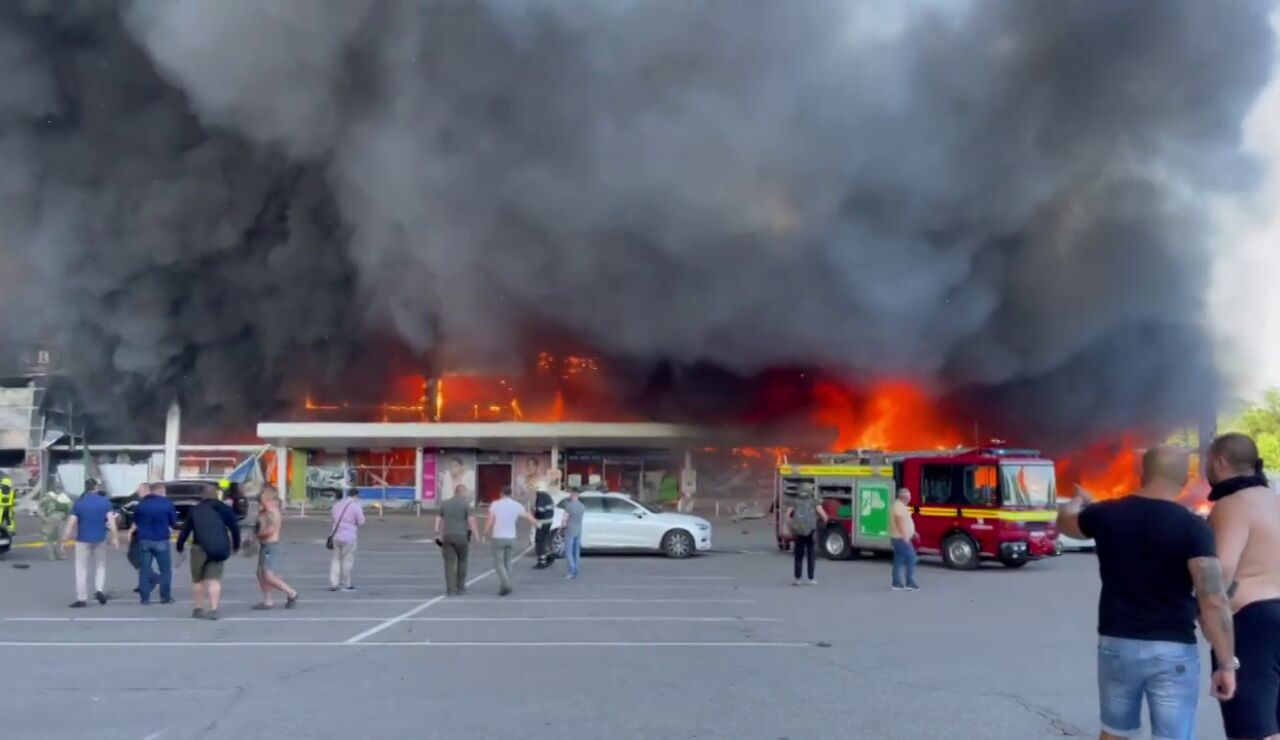 Rusia bombardea un centro comercial con más de un millar de personas en su interior en Kremenchuk