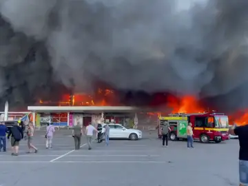 Rusia bombardea un centro comercial con más de un millar de personas en su interior en Kremenchuk