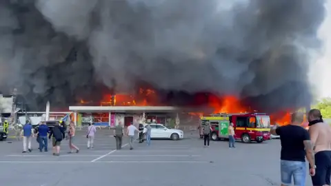 Rusia bombardea un centro comercial con más de un millar de personas en su interior en Kremenchuk Rusia bombardea un centro comercial con más de un millar de personas en su interior en Kremenchuk