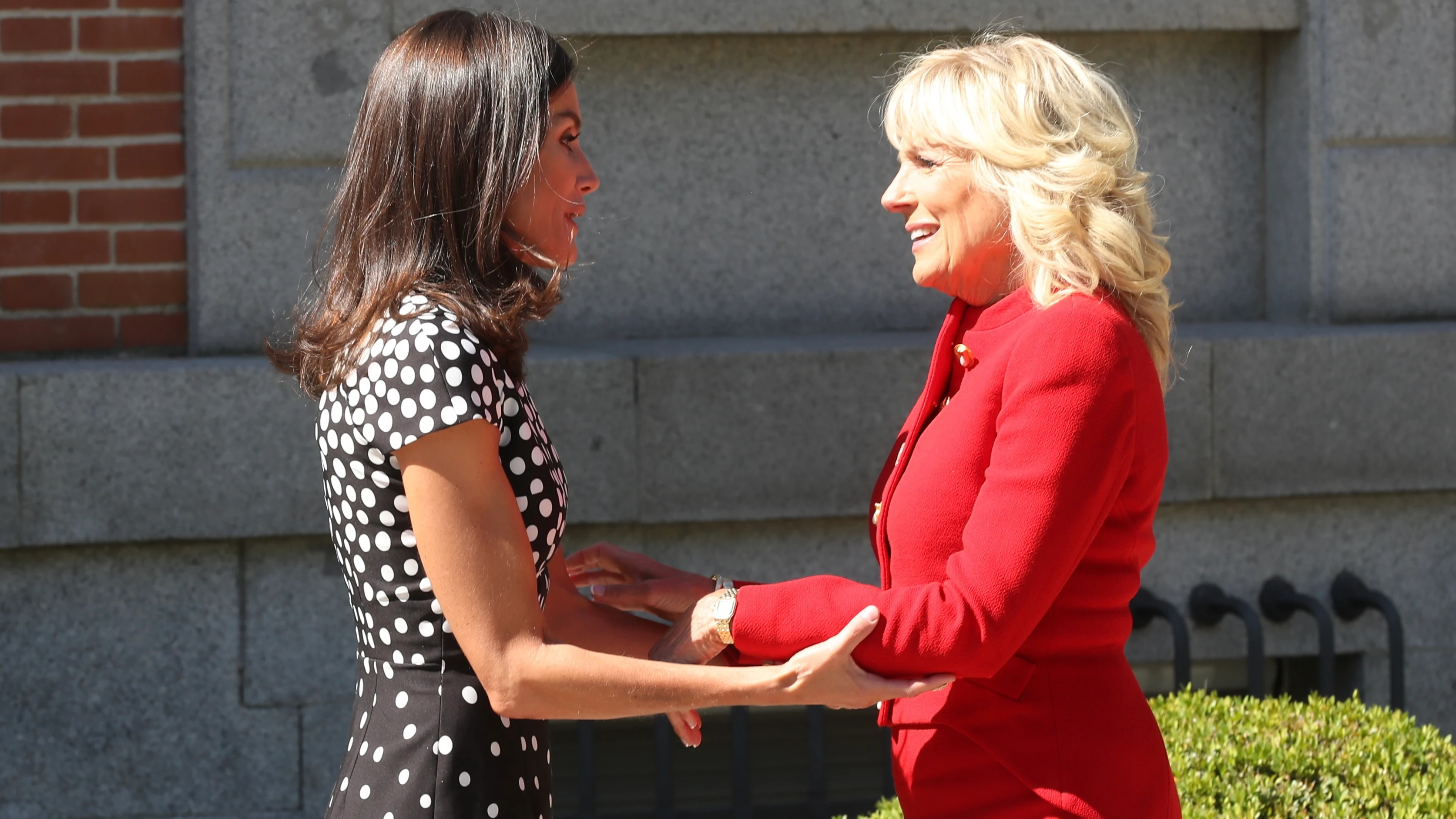 La reina Letizia, cómplice y cercana junto a Jill Biden La reina Letizia, cómplice y cercana junto a Jill Biden