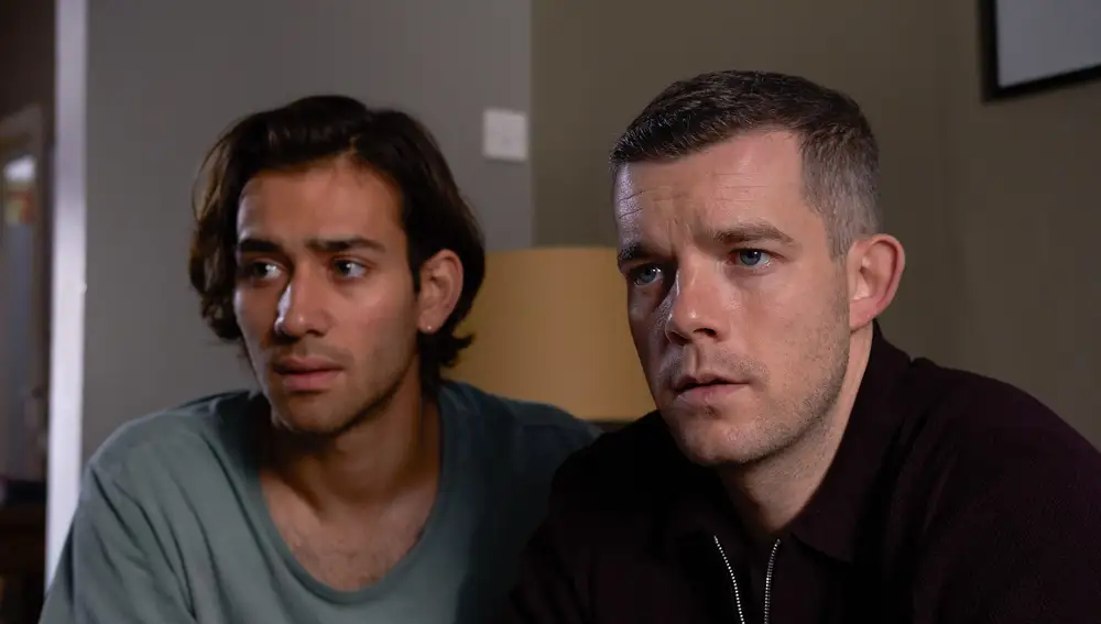 Maxim Baldry y Russell Tovey en 'Years and years'