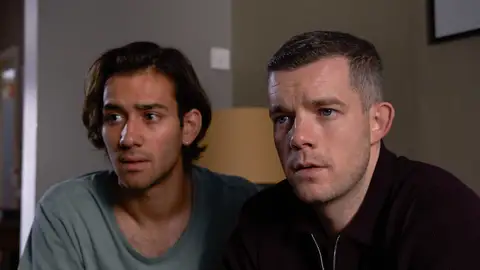 Maxim Baldry y Russell Tovey en 'Years and years' Maxim Baldry y Russell Tovey en 'Years and years'