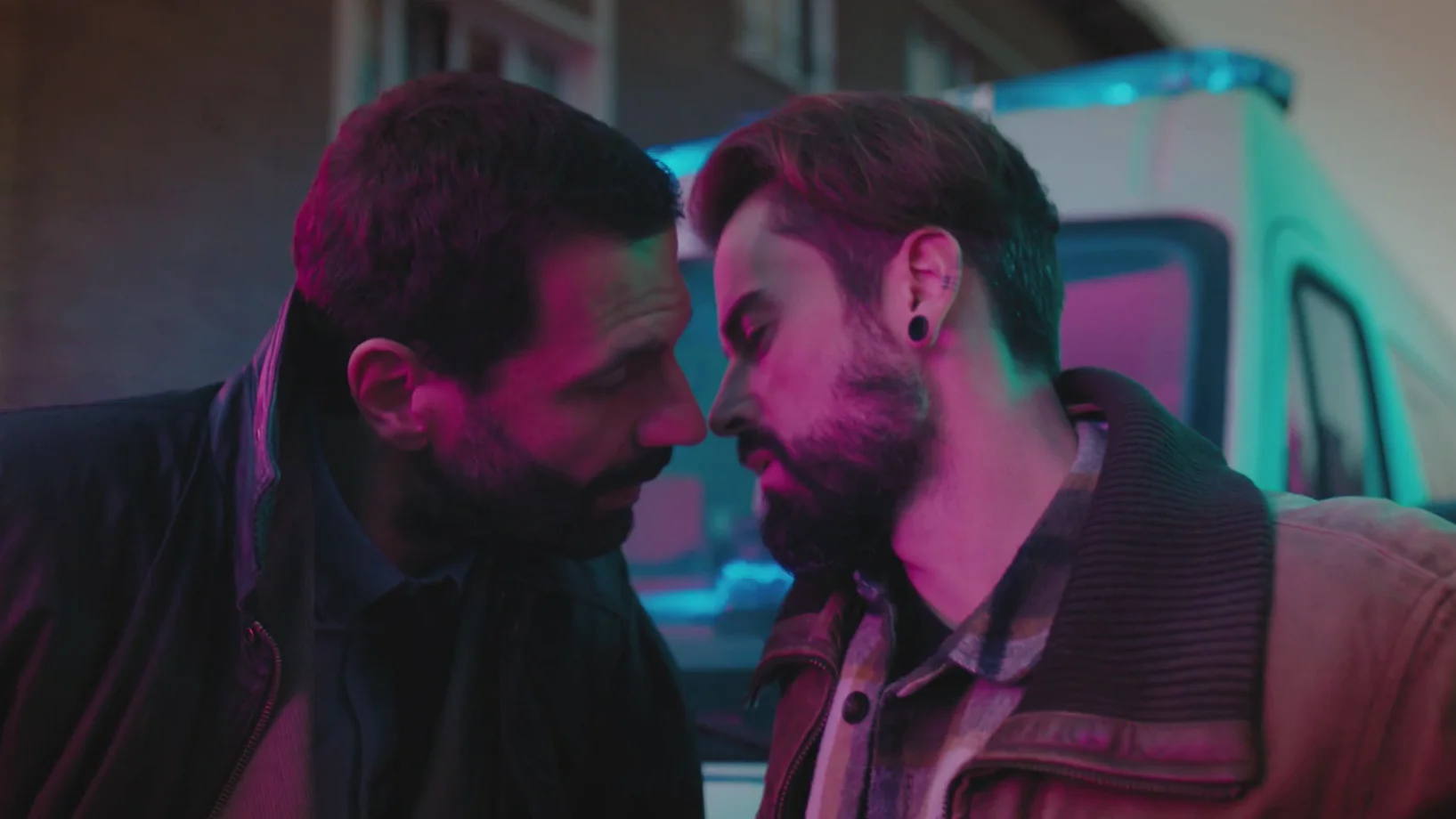 ¿Un nuevo romance en ACI? Adam guarda muchos secretos ¿Un nuevo romance en ACI? Adam guarda muchos secretos