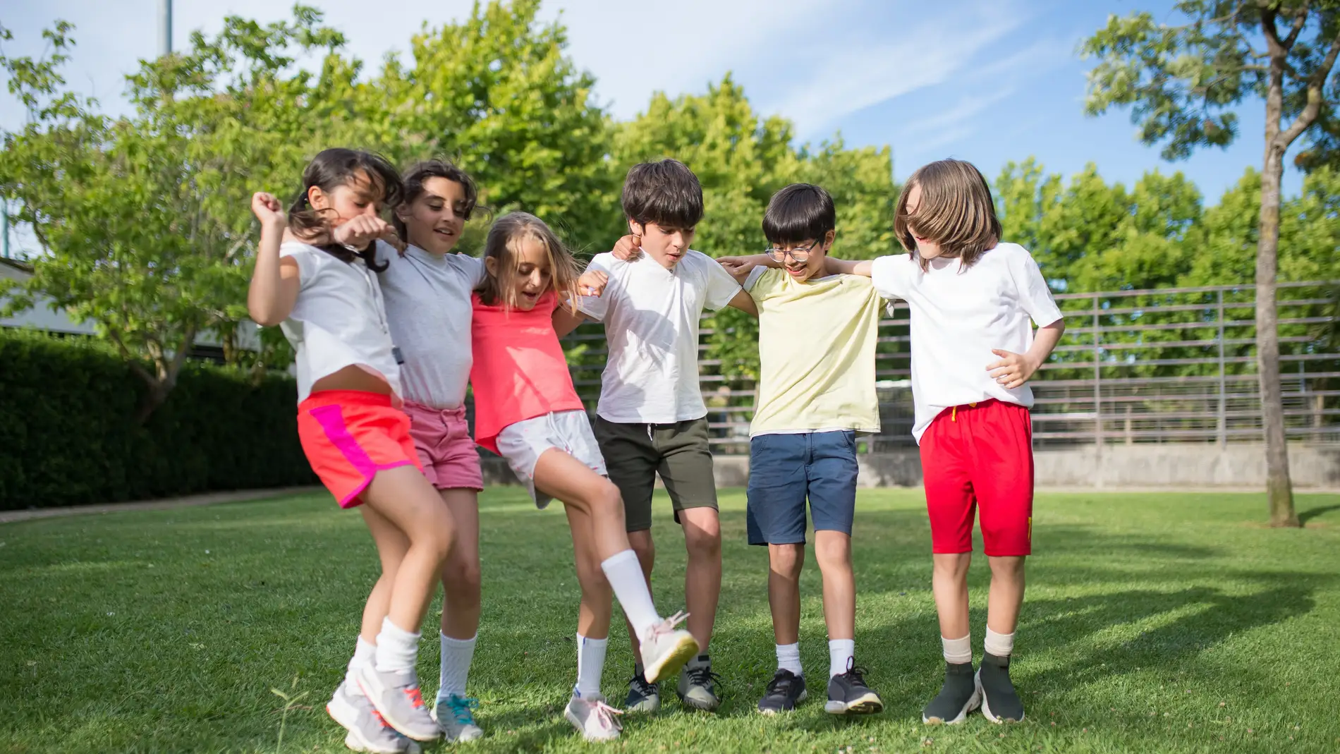 Niños y niñas jugando.