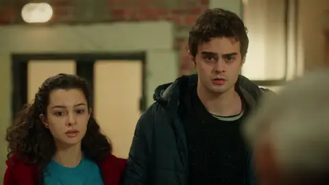 Los hermanos Eren se quedan sin casa y se van a vivir con sus tíos Los hermanos Eren se quedan sin casa y se van a vivir con sus tíos