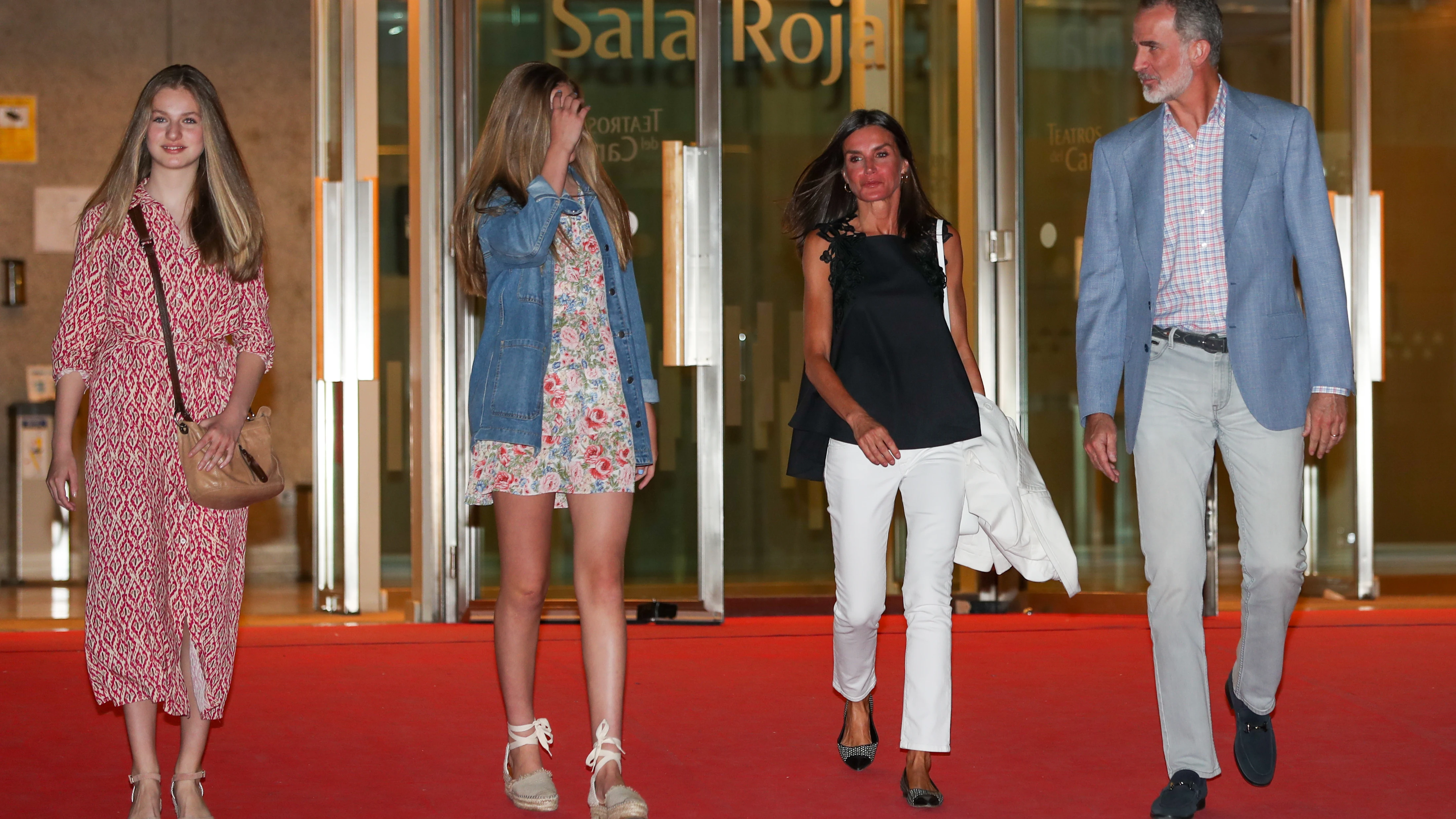 La reina Letizia, el rey Felipe VI y sus hijas, la princesa Leonor y la infanta Sofía La reina Letizia, el rey Felipe VI y sus hijas, la princesa Leonor y la infanta Sofía