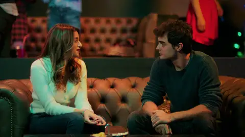 Melisa se acerca a Ömer: ¿Estará empezando a sentir algo por él? Melisa se acerca a Ömer: ¿Estará empezando a sentir algo por él?