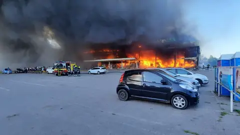 Ataque con misiles en un centro comercial Ataque con misiles en un centro comercial