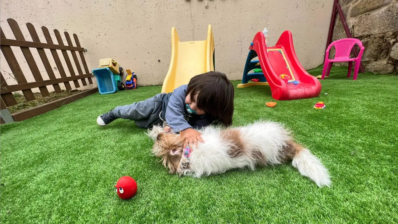 Álex con su perrita Alma Álex con su perrita Alma
