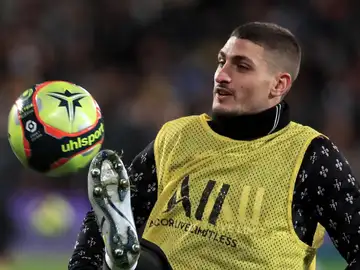 El futbolista Marco Verratti calentando antes de un partico con el PSG El futbolista Marco Verratti calentando antes de un partico con el PSG