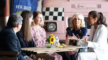 Jill Biden y la reina Letizia en el centro de refugiados ucranianos en Pozuelo de Alarcón Jill Biden y la reina Letizia en el centro de refugiados ucranianos en Pozuelo de Alarcón