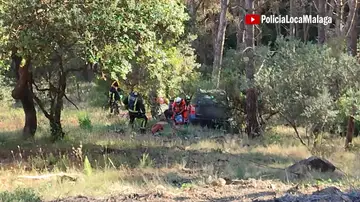 Los bomberos rescatando al conductor atrapado