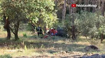 Los bomberos rescatando al conductor atrapado Los bomberos rescatando al conductor atrapado